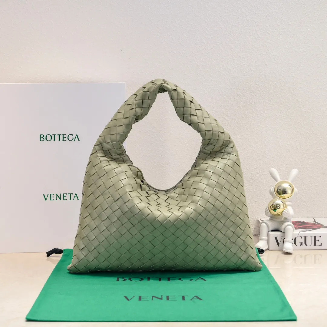 Batch 1860 #Bv new small HOP bag, the bag body and handles are made of a whole piece of woven leather. The bag body is soft and lazy. Hop symbolizes the praise of innovation and eternal craftsmanship [love]. The pyramid silhouette combines practicality and fashion. It is modern and casual. The double-sided closure design of the bag mouth is more convenient and safe! The cowhide texture also makes the bag more wear-resistant and durable. A must-have for fashionable ladies who like minimalism yet comfortable and casual! Size: 41x20.5x7.5, Model: 3966#